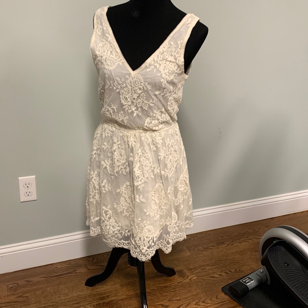 BB Dakota Lace dress sized medium. Ivory color.